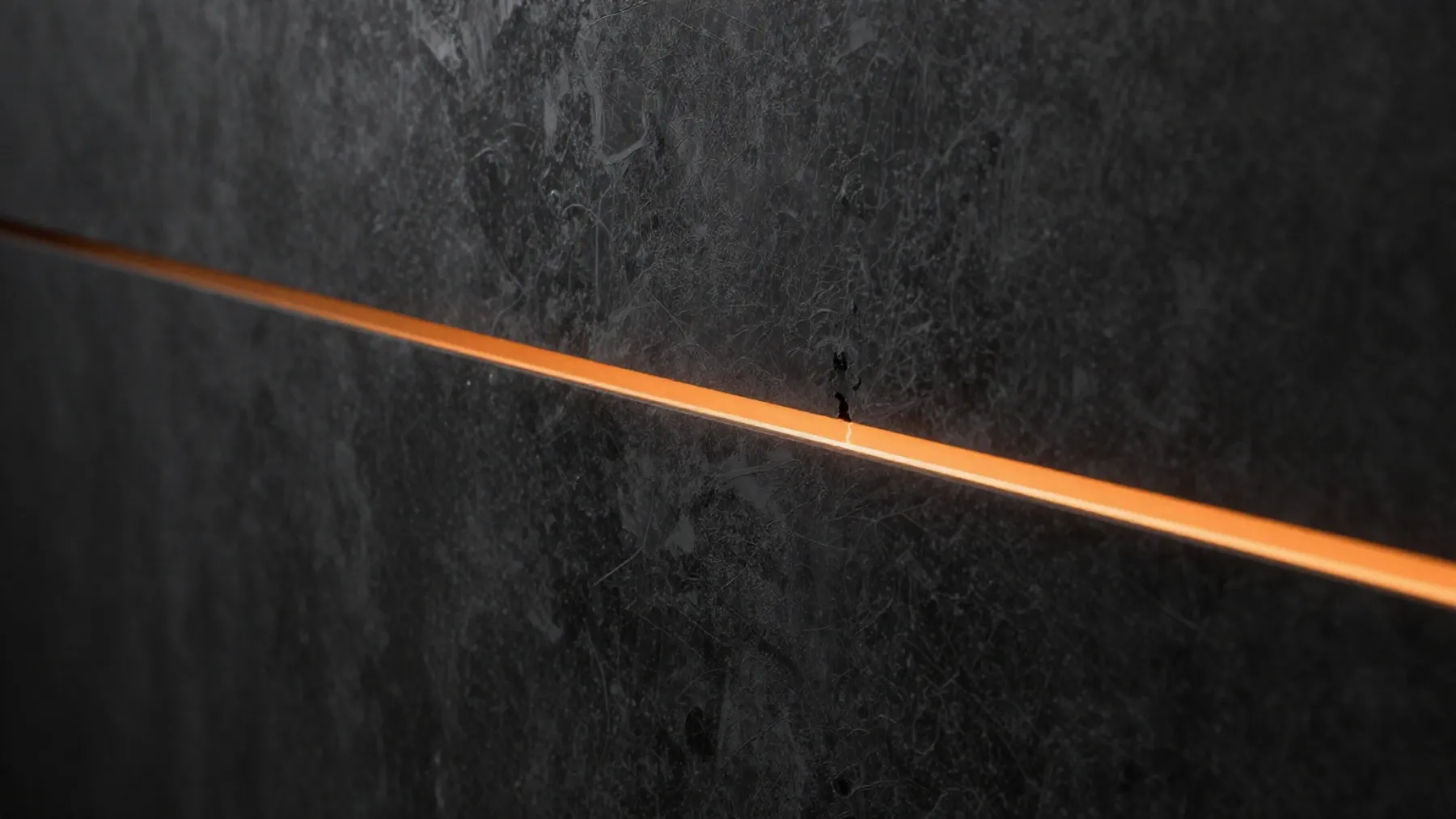Ilustración: muro de estuco oscuro con un anillo de luz naranja donde fuga una tubería oculta.